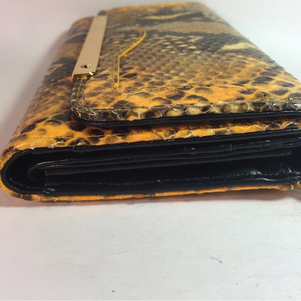 Elegant Snake Print Clutch - Picture 3 of 7